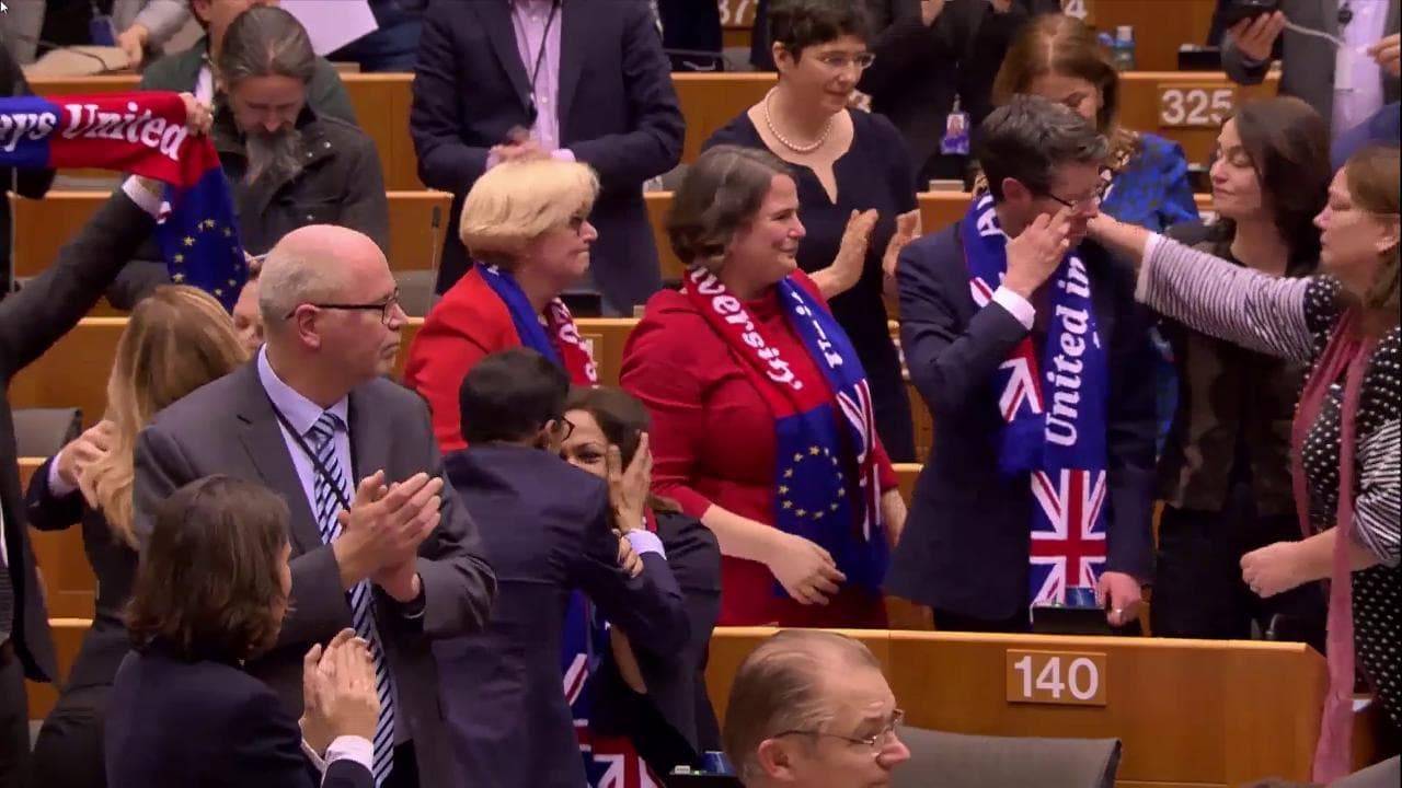 L'Europarlamento approva la Brexit e intona il canto dell'addio: lacrime e abbracci tra i deputati