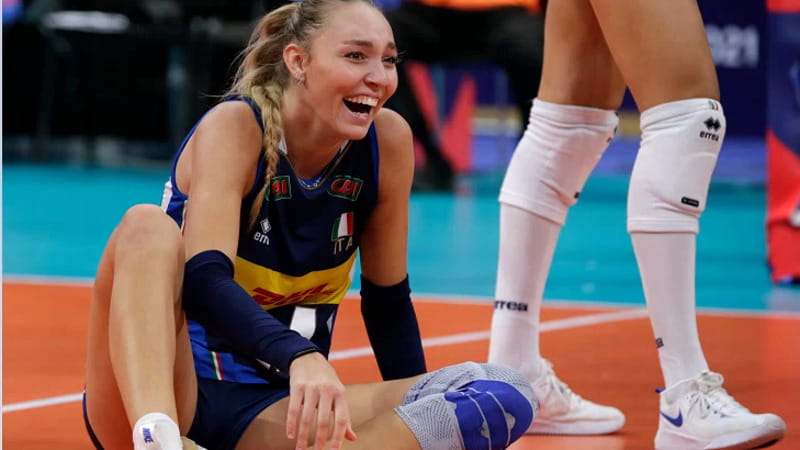 Elena Pietrini lascia il ritiro delle azzurre di Velasco: quasi certo l’addio alle Olimpiadi. Fatale la stagione in Russia