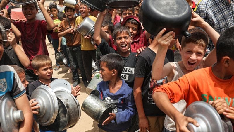 Rafah (Striscia di Gaza), 19 maggio: bambini in attesa di ricevere un pasto