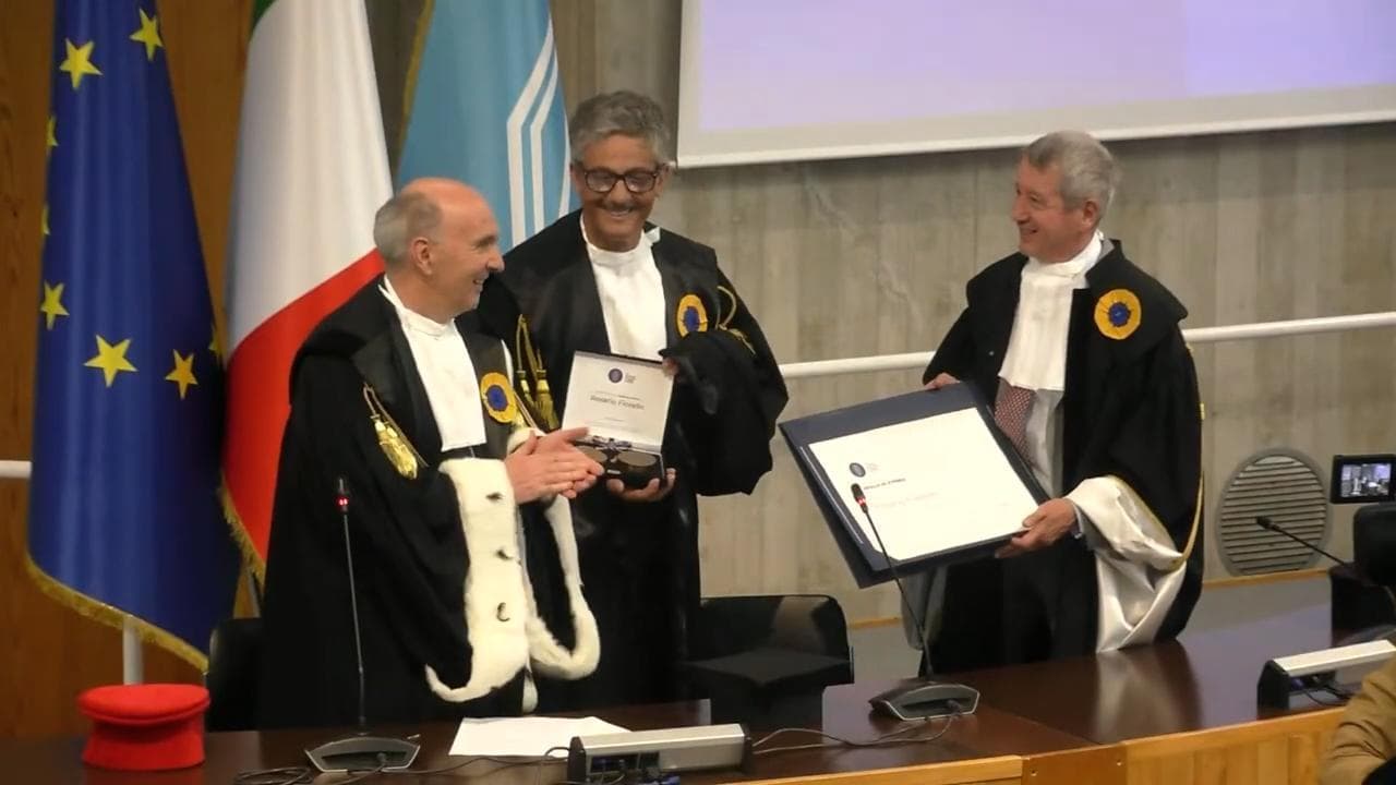 Fiorello riceve il sigillo d'ateneo dell'università di Urbino: "Mamma, di riffa o di raffa ce l'abbiamo fatta"