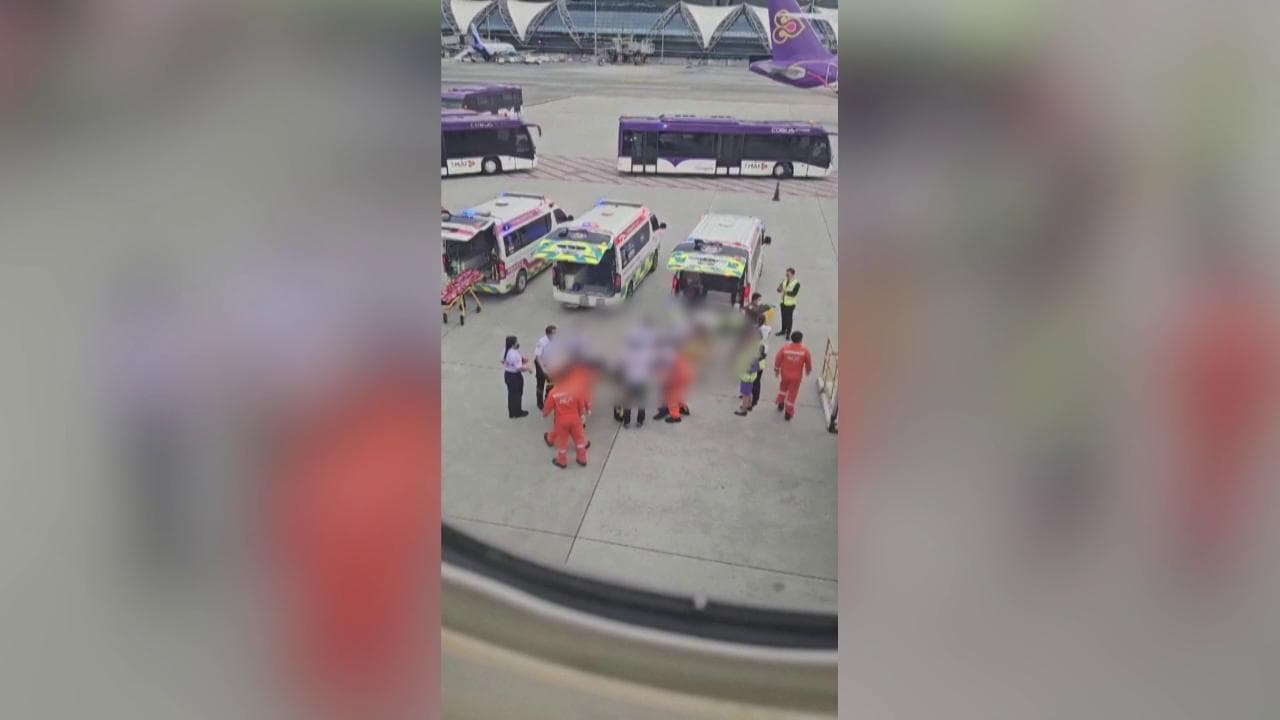 Turbolenza sull'aereo da Londra a Singapore, i passeggeri portati via in barella dopo l'atterraggio di emergenza