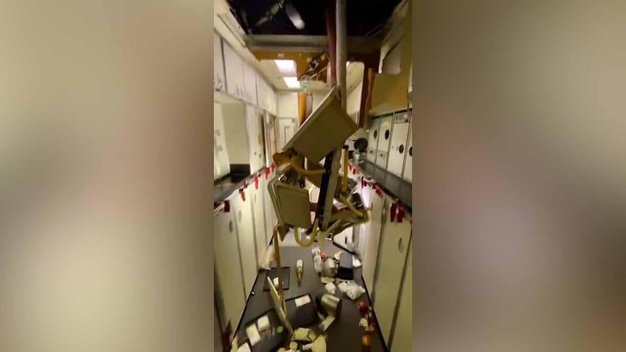Turbolenza sul volo Londra-Singapore, le immagini dall'aereo dopo l'atterraggio di emergenza