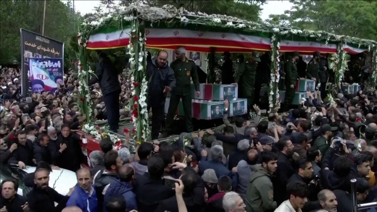 Iran, la folla in lutto saluta la bara di Raisi durante il corteo funebre a Tabriz