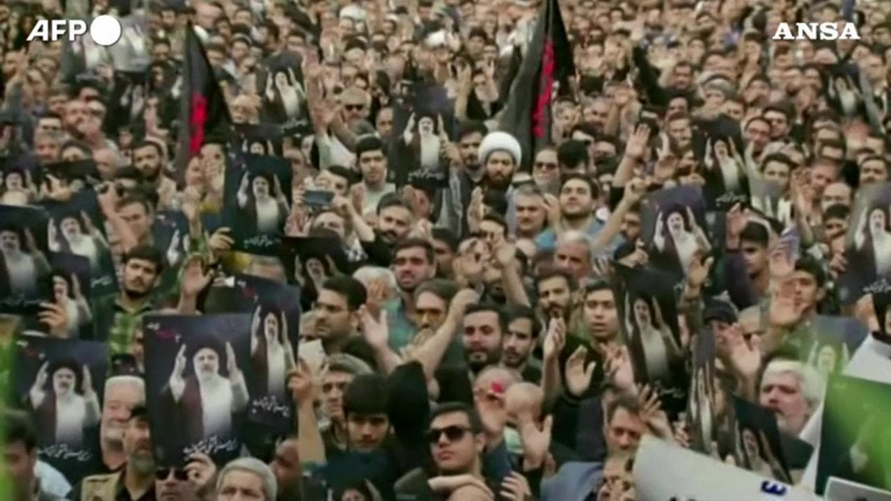 Raisi, folla in piazza a Teheran per rendere omaggio al presidente scomparso