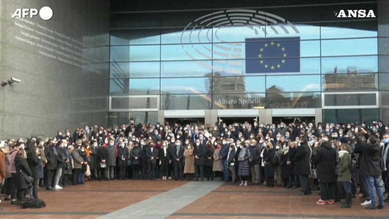 Morto David Sassoli, in centinaia davanti all'Europarlamento per il minuto di silenzio
