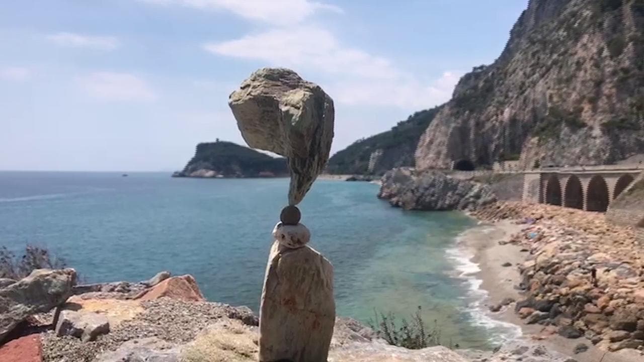 Pensionati 4.0. L'ex antiquario che fa incredibili torri con i sassi: "Lo stone balance è gioco e meditazione"