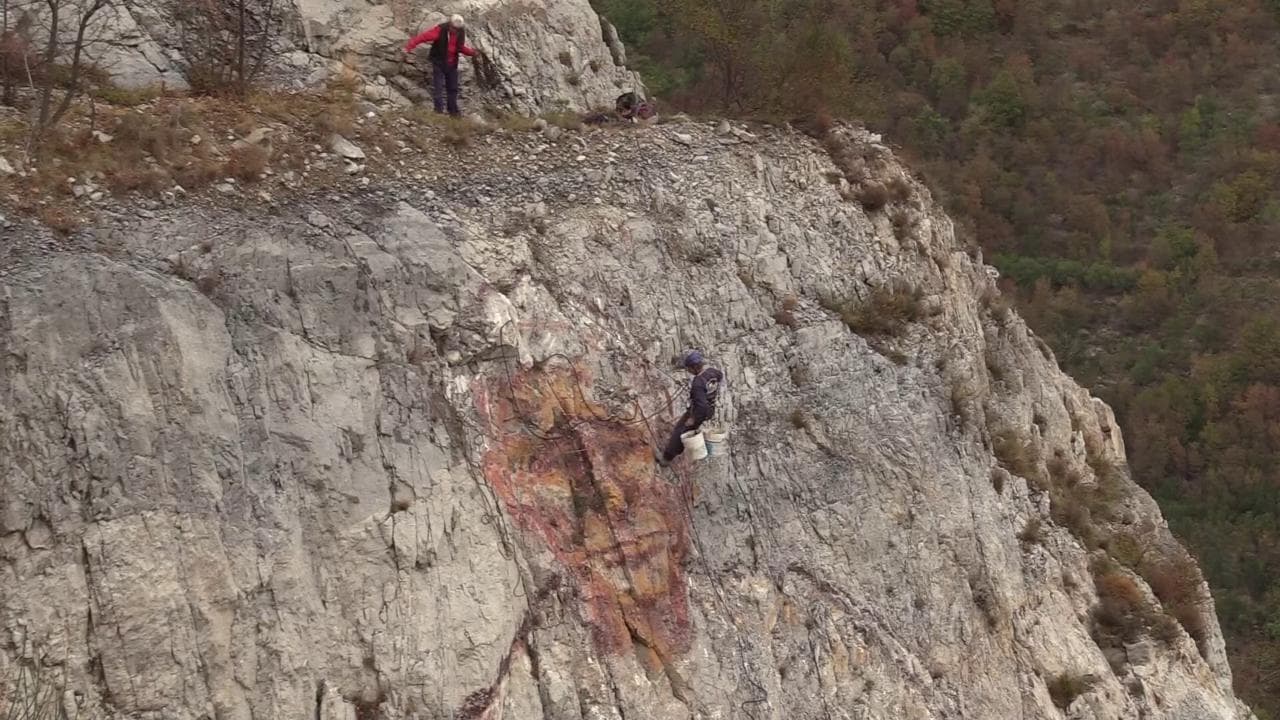 Pensionati 4.0. L'ex medico di Savona ora è un pittore acrobatico: dipinge e scolpisce pareti di roccia