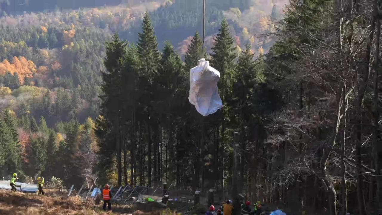 Funivia Mottarone, l'elicottero dei vigili del fuoco porta via i rottami della cabina precipitata