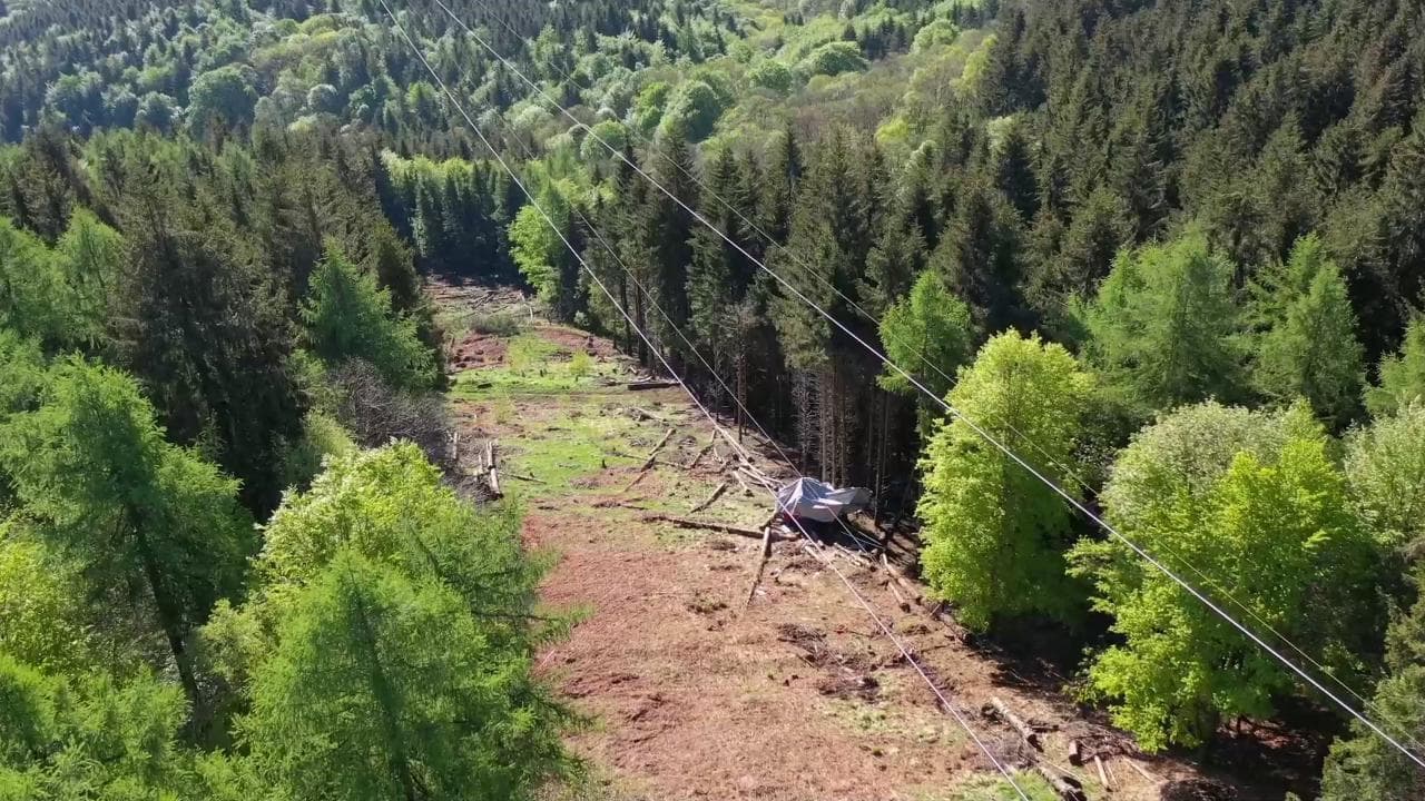 Funivia Stresa-Mottarone, la cabina precipitata a due giorni dalla tragedia: le immagini dal drone