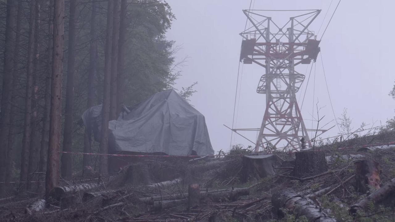 Funivia Stresa-Mottarone, il giorno dopo la tragedia: la cabina precipitata sotto la pioggia