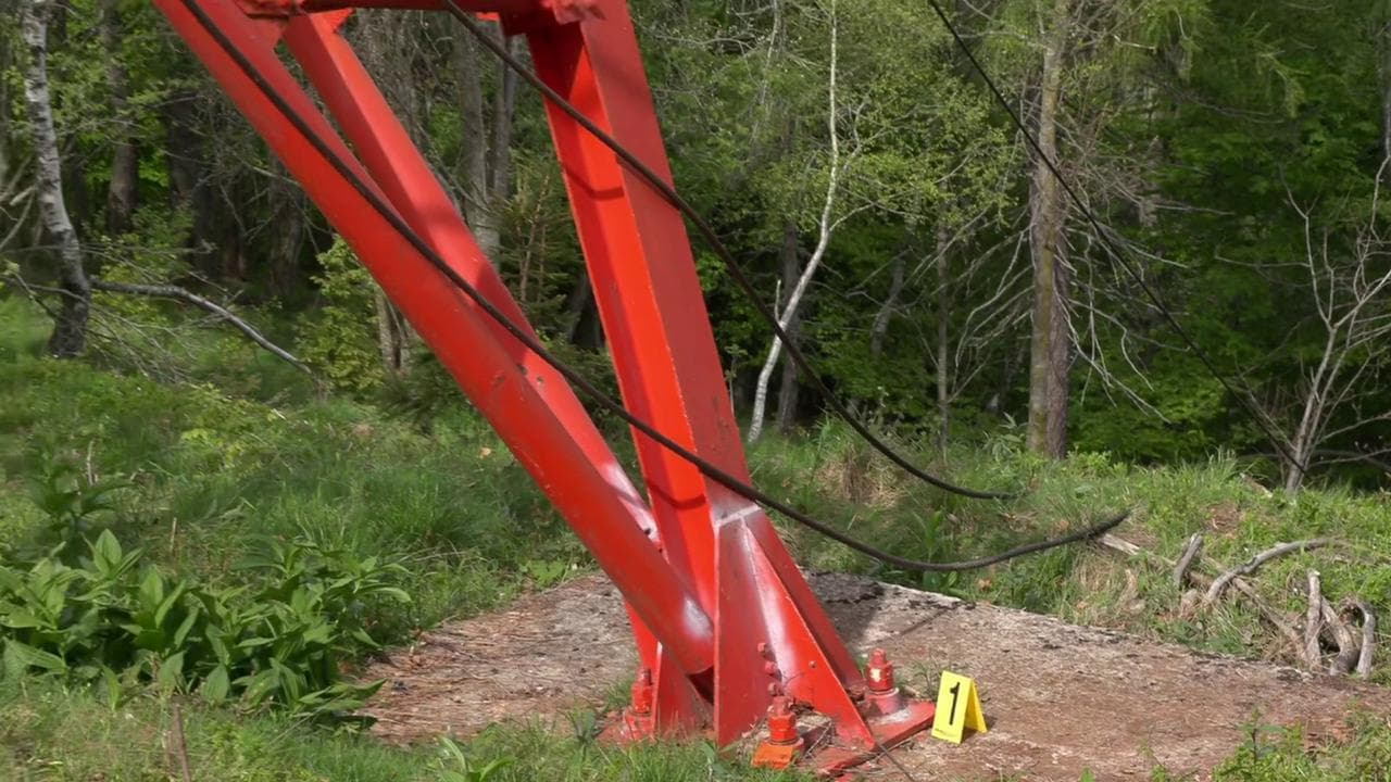 Funivia Stresa-Mottarone, le immagini del pilone con i cavi tranciati a terra