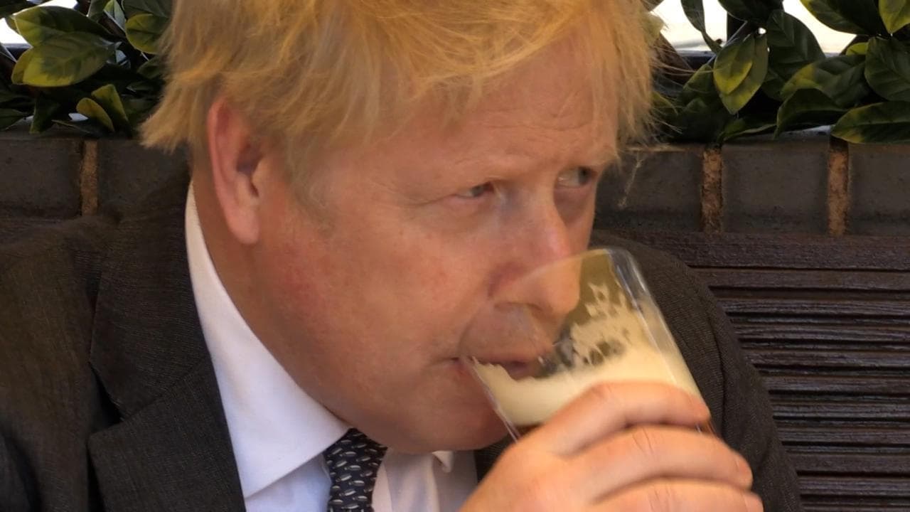 Riaperture in Gb, Boris Johnson mantiene la promessa: va al pub e beve una birra