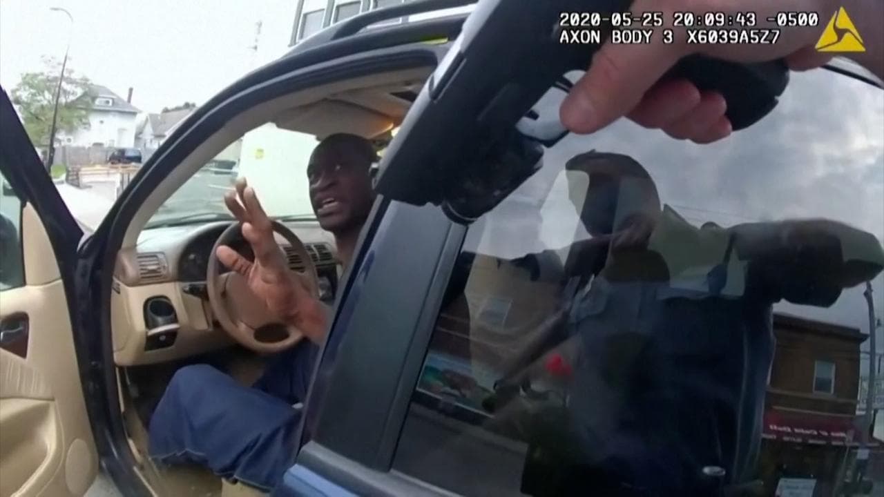 Morte George Floyd, nel nuovo video dell'arresto l'uomo afferma: "Dite ai miei figli che li amo, sono morto"