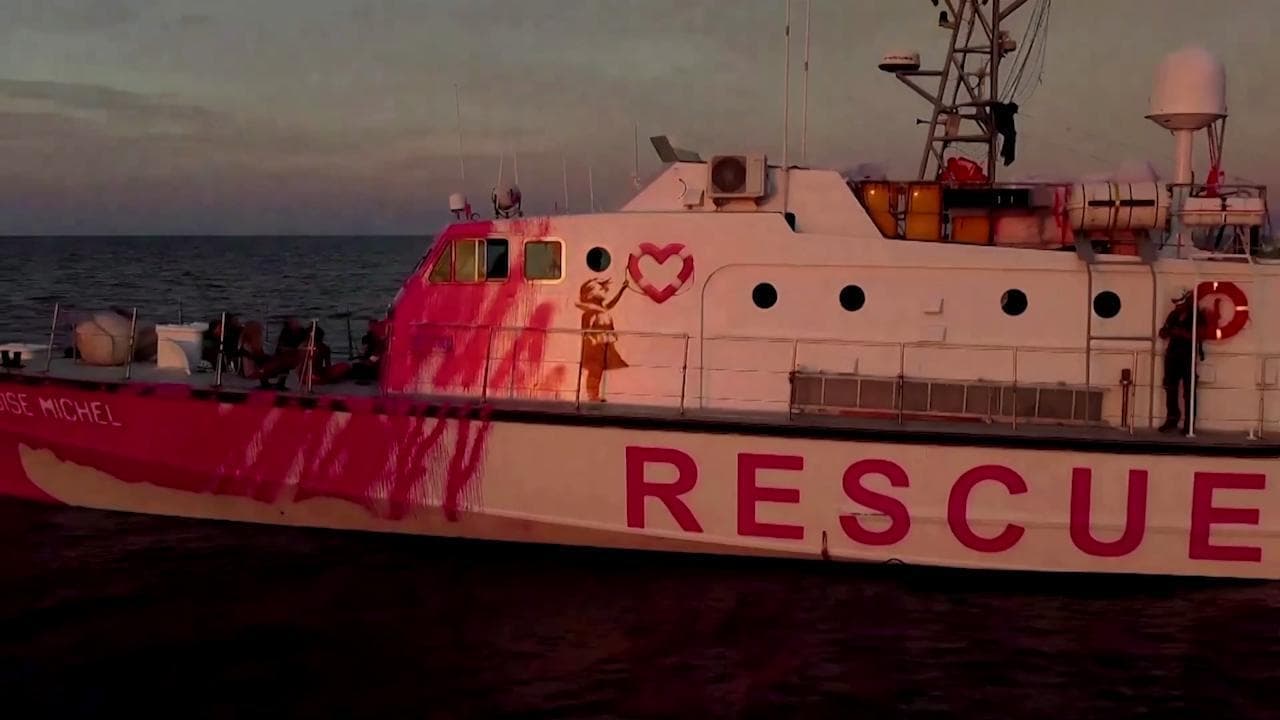 Migranti, la nave di Banksy chiede aiuto: "Ecco i sopravvissuti a cui l'Ue sta voltando le spalle"