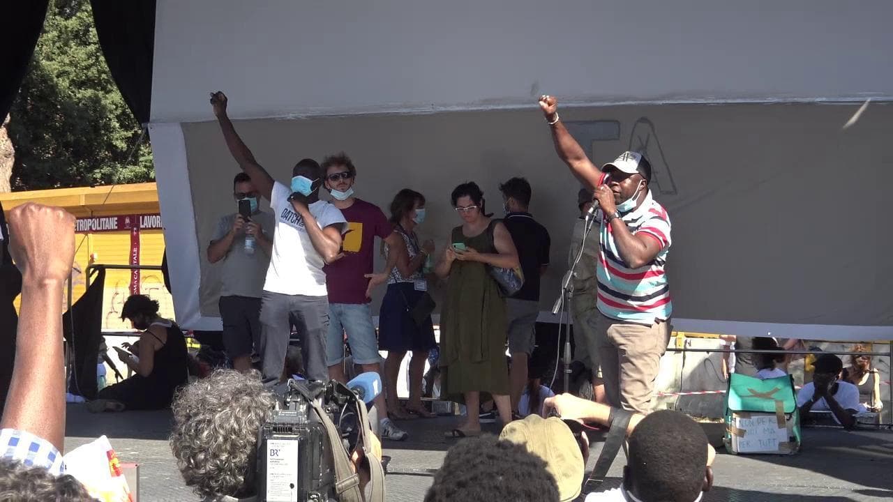 Stati popolari in piazza, Soumahoro: "Conte ascolti la voce degli invisibili". E dai braccianti frutta e verdura per il premier
