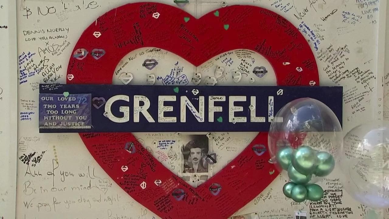 Grenfell Tower, cuori e fiori a tre anni dall'incendio: la commemorazione a Londra per le 72 vittime