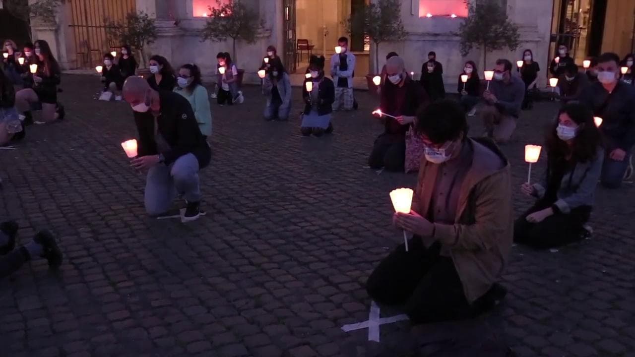 Funerali Floyd, a Roma giovani in ginocchio con le fiaccole contro il razzismo