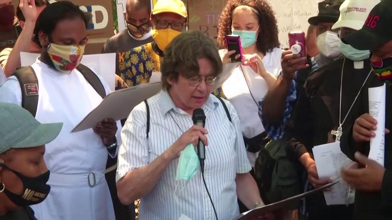 Morte George Floyd, le sue ultime parole diventano una preghiera: "La prego, non respiro"