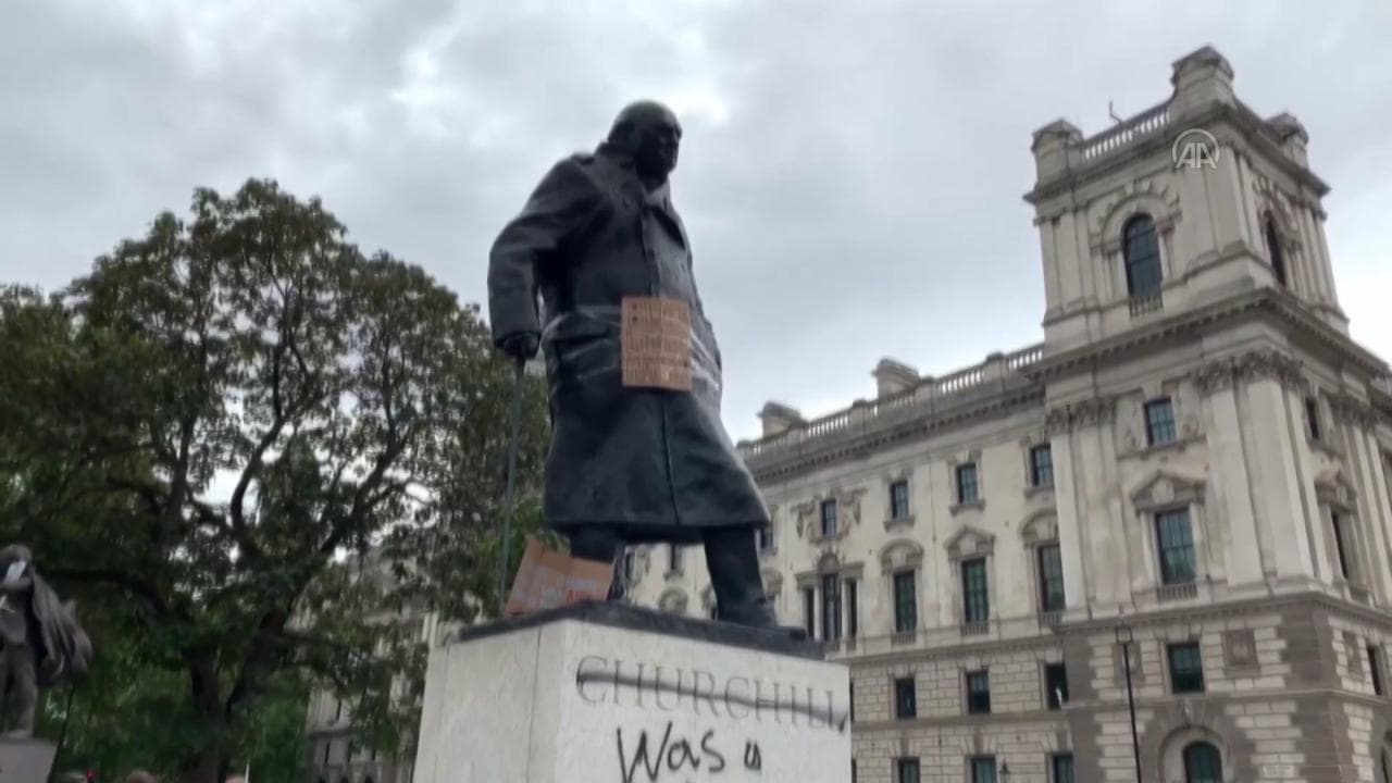 Proteste per George Floyd a Londra, vandalizzato il monumento di Churchill: "Era un razzista"