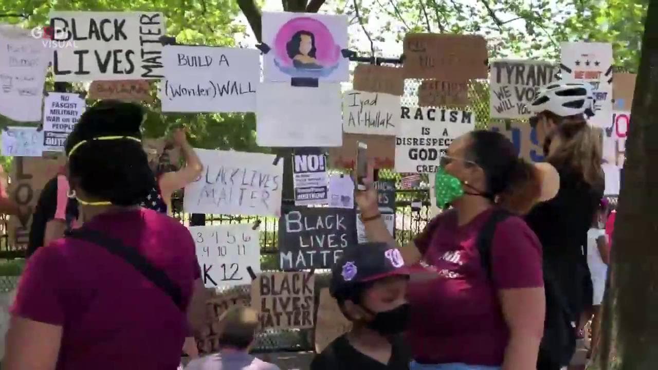 Morte Floyd, Trump mette recinzione alla Casa Bianca: manifestanti ne fanno un'opera d'arte