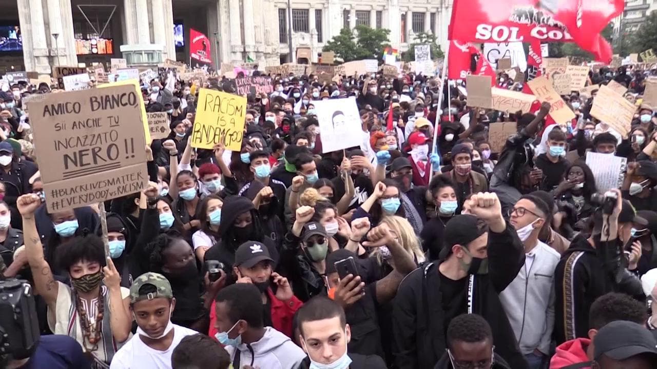 Milano, in migliaia si inginocchiano per George Floyd: "Dire in Italia Black Lives Matter significa chiedere riforma della cittadinanza"
