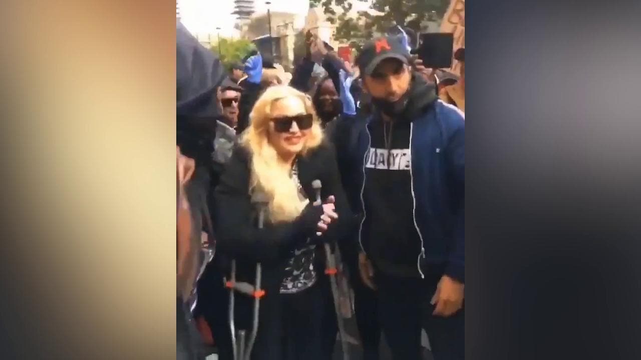 Proteste Floyd, Madonna appare al corteo di Londra (con le stampelle): "Non c'è pace senza giustizia"