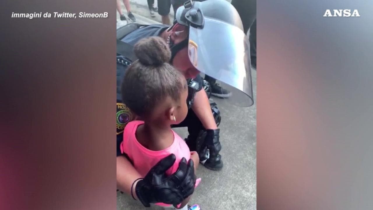 Proteste Floyd, la bimba al poliziotto: "Ci sparerai?". Lui si inginocchia e la rassicura