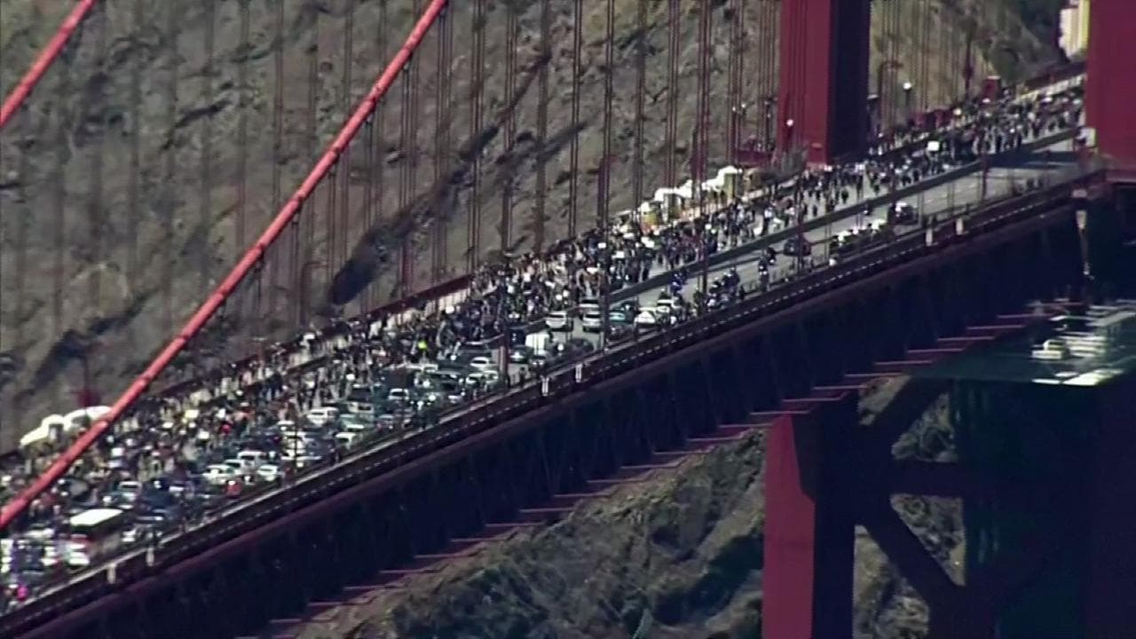 Morte George Floyd, la lunga marcia attraversa il Golden Gate Bridge: il traffico si paralizza
