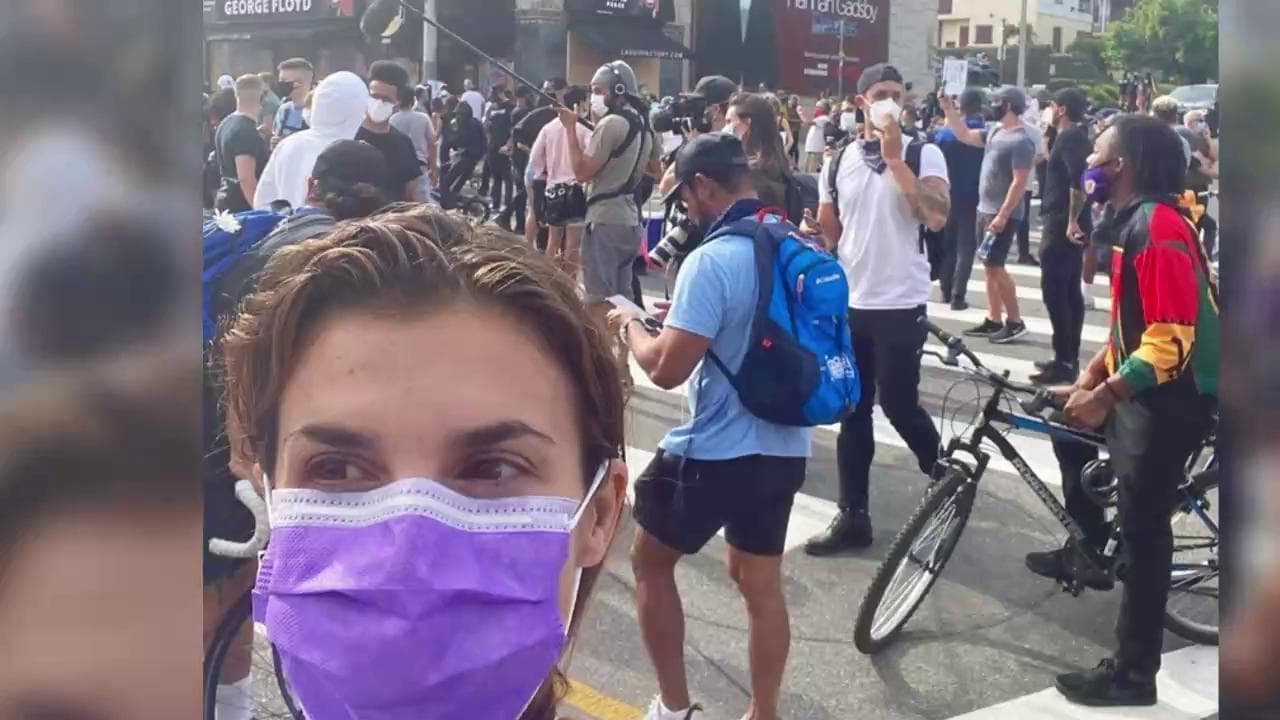 Los Angeles, Elisabetta Canalis alla manifestazione contro il razzismo: "Protestiamo pacificamente"