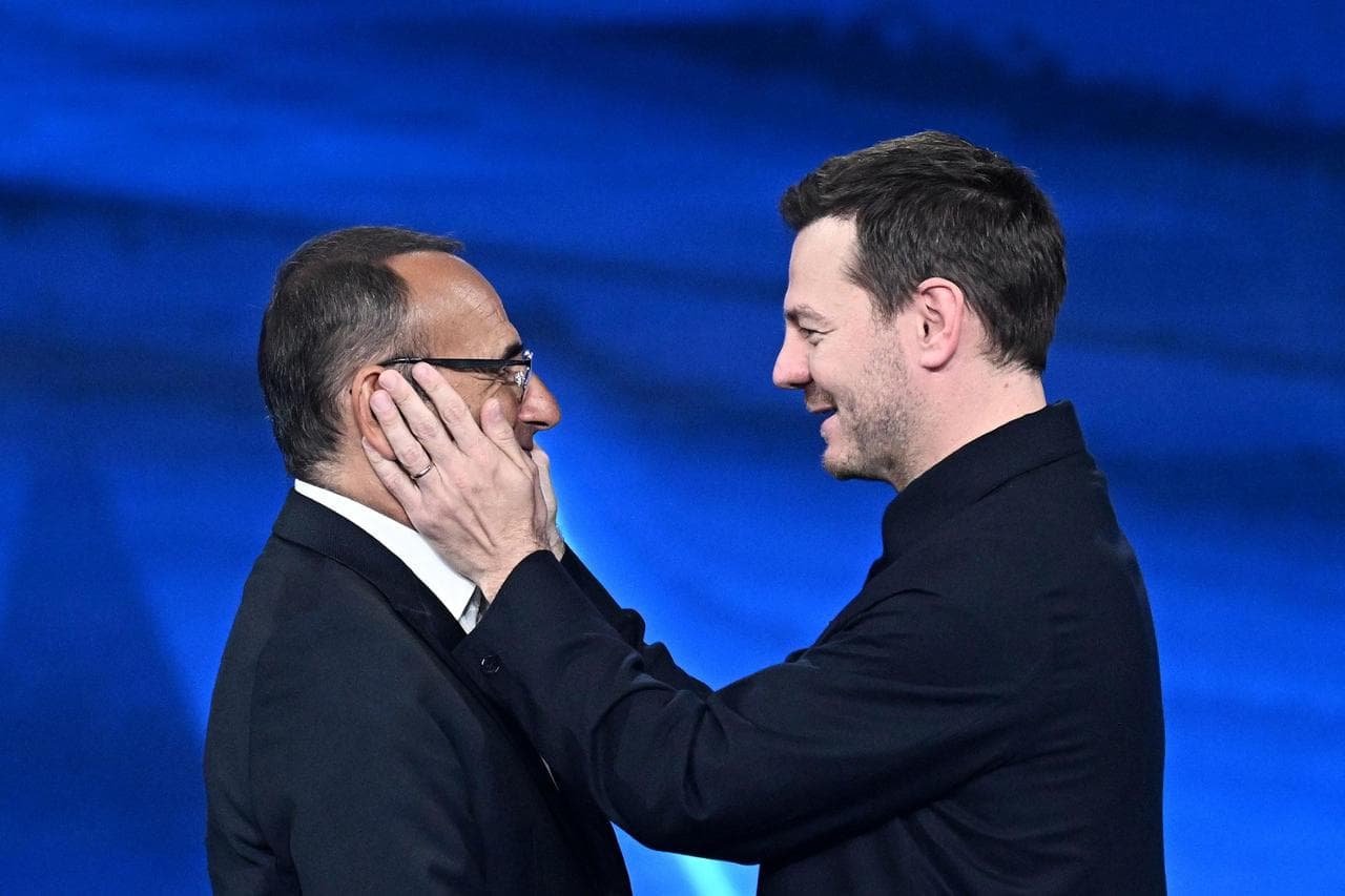 Carlo Conti con Alessandro Cattelan nell'ultima puntata de I Migliori Anni