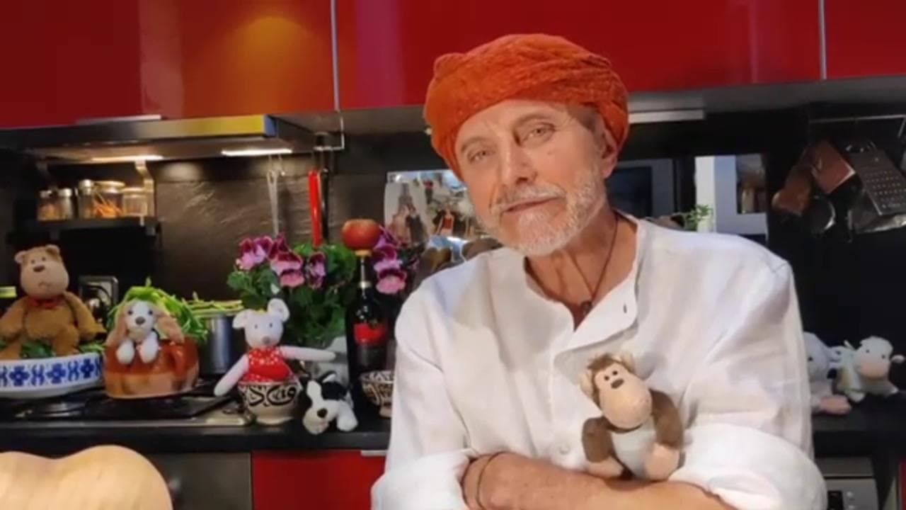 Il giovane gambero che voleva andare in avanti: che meraviglia la favola al telefono di Rodari recitata da Cederna