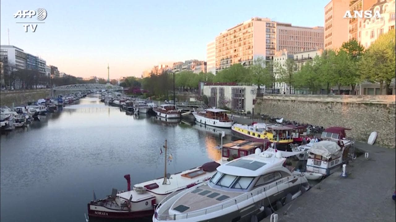 Coronavirus, sirene e 'Marsigliese' sul canale: l'omaggio di Parigi ai medici arriva dalle imbarcazioni