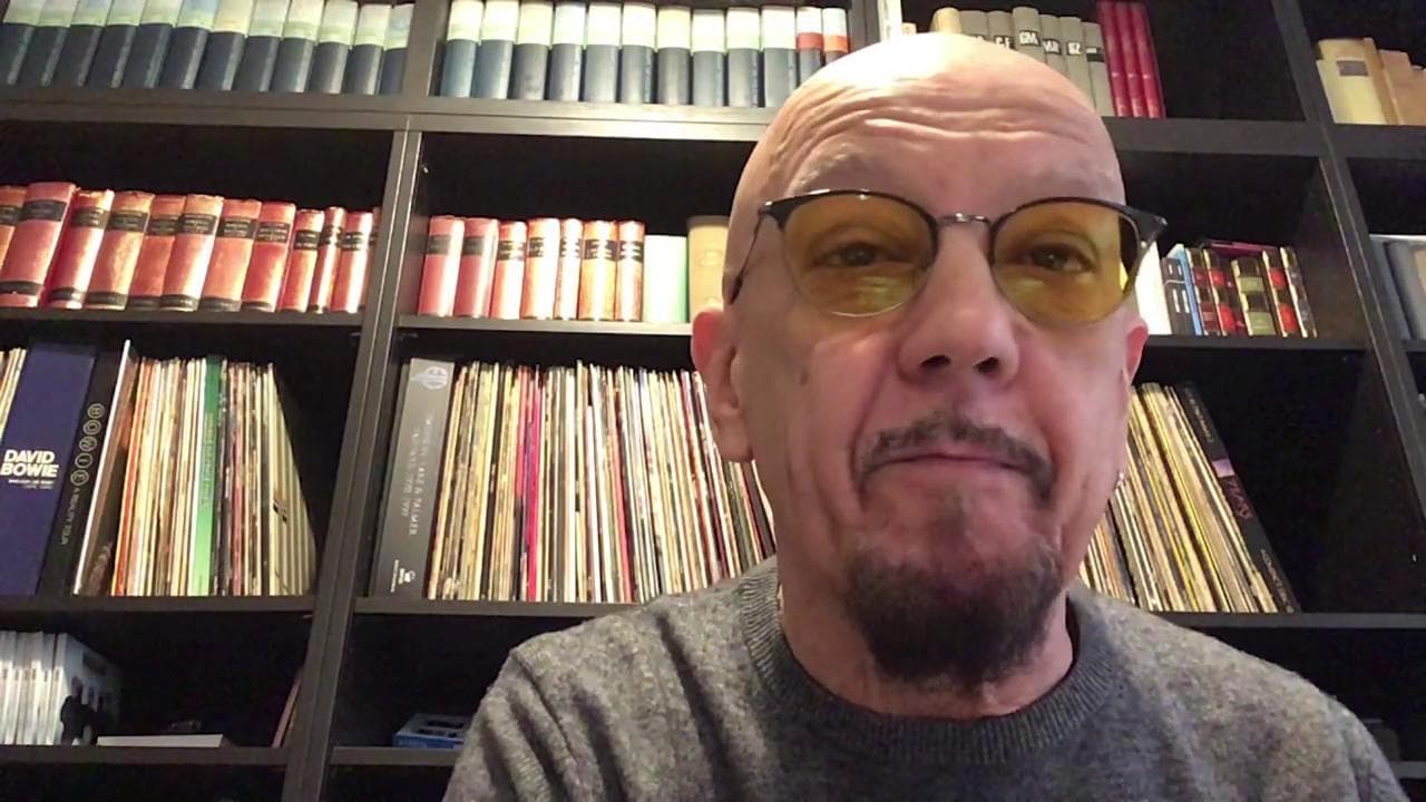 Restando a casa, Enrico Ruggeri: "Studiate! Tutti i miei preferiti dai Beatles a David Byrne"