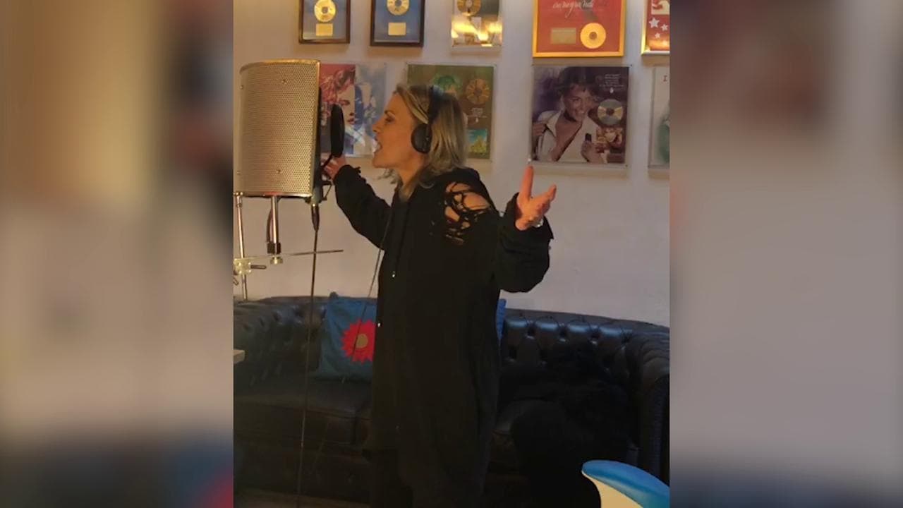 Restando a casa, Irene Grandi: "Tiriamoci su, vi canto 'Bruci la città'. Con profondo amore"