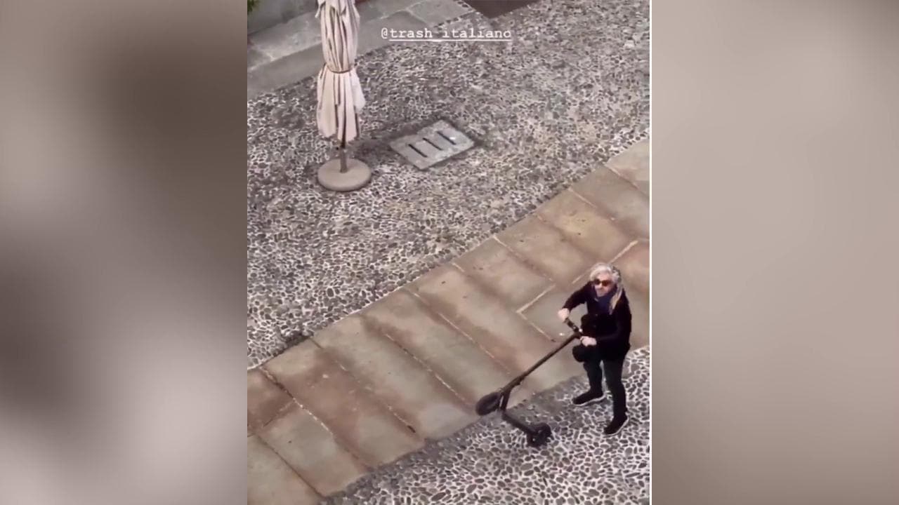 Coronavirus, Morgan sfreccia in monopattino cantando 'Le brutte intenzioni, la maleducazione' durante il flashmob di Milano