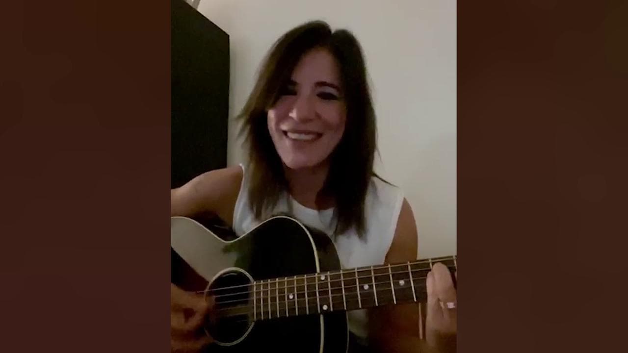 Restando a casa, Paola Turci canta 'Sei più bella" unplugged e commenta: "Yesss!"