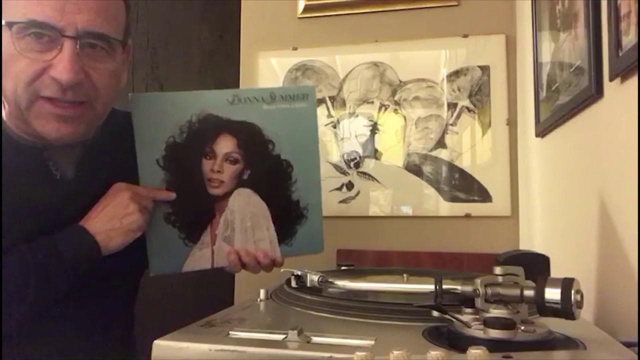 Restando a casa, Carlo Conti: "Ripassate la collezione di LP e godetevi la famiglia"