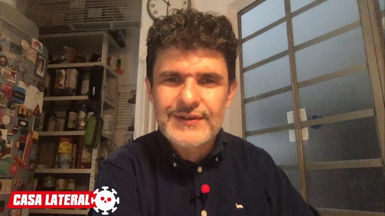 'Restando a casa', Luca Bottura: "Leggiamo 'Il caso Kaufmann' e mostriamo la bandiera sul balcone"