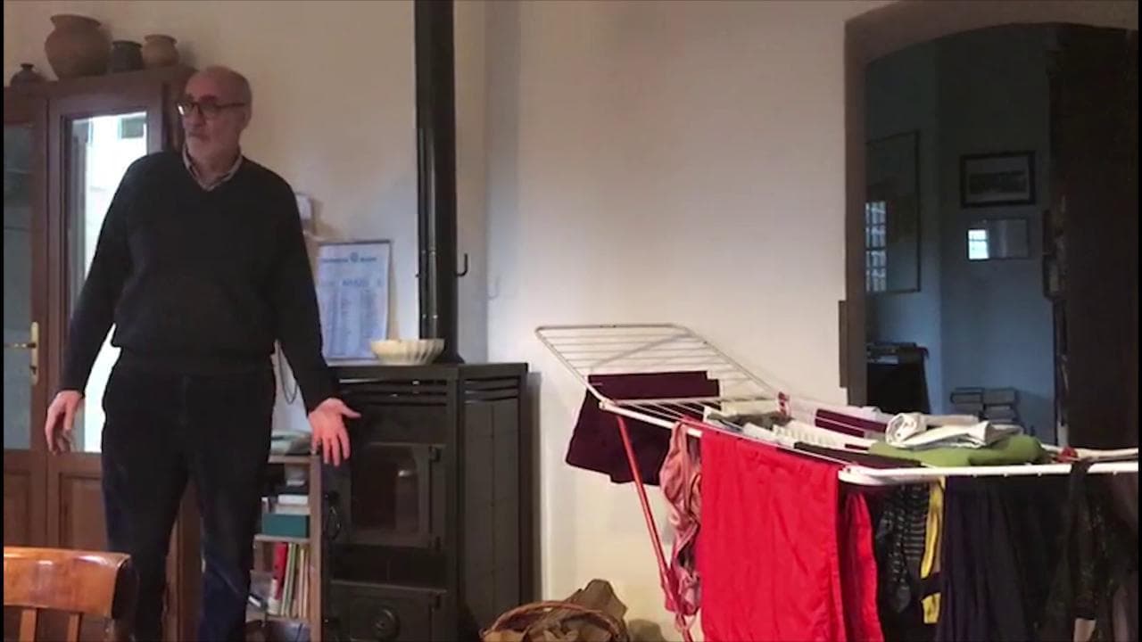 'Restando a casa', Marco Belpoliti: "Uno stop tra fuoco, bucato e libri dimenticati"