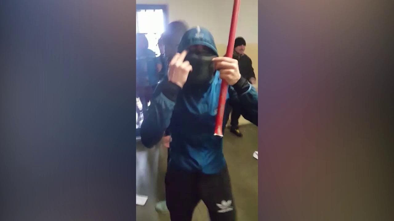 Bologna, rivolta coronavirus: i detenuti devastano il carcere della Dozza armati di bastoni