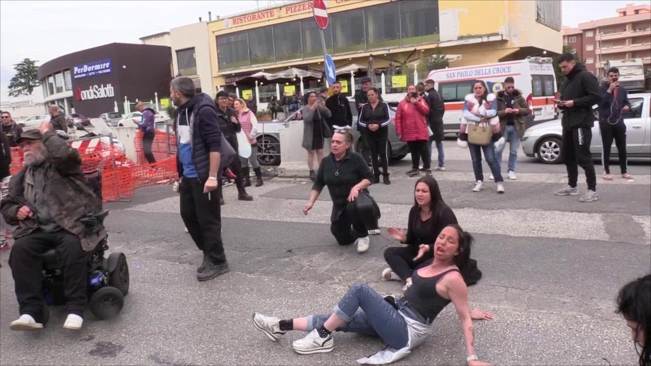 Coronavirus, proteste al carcere di Rebibbia: i familiari dei detenuti bloccano l'ingresso