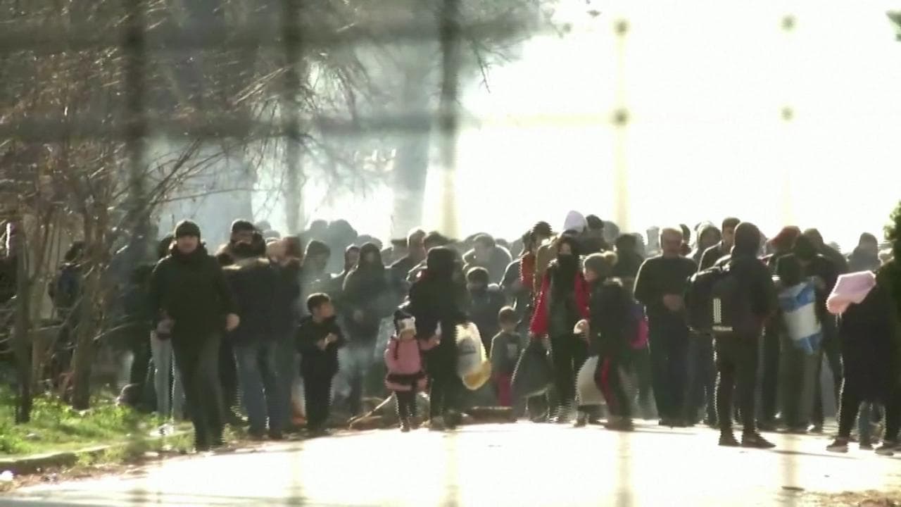 Grecia, polizia lancia lacrimogeni contro profughi siriani al confine: tra loro anche molti bambini