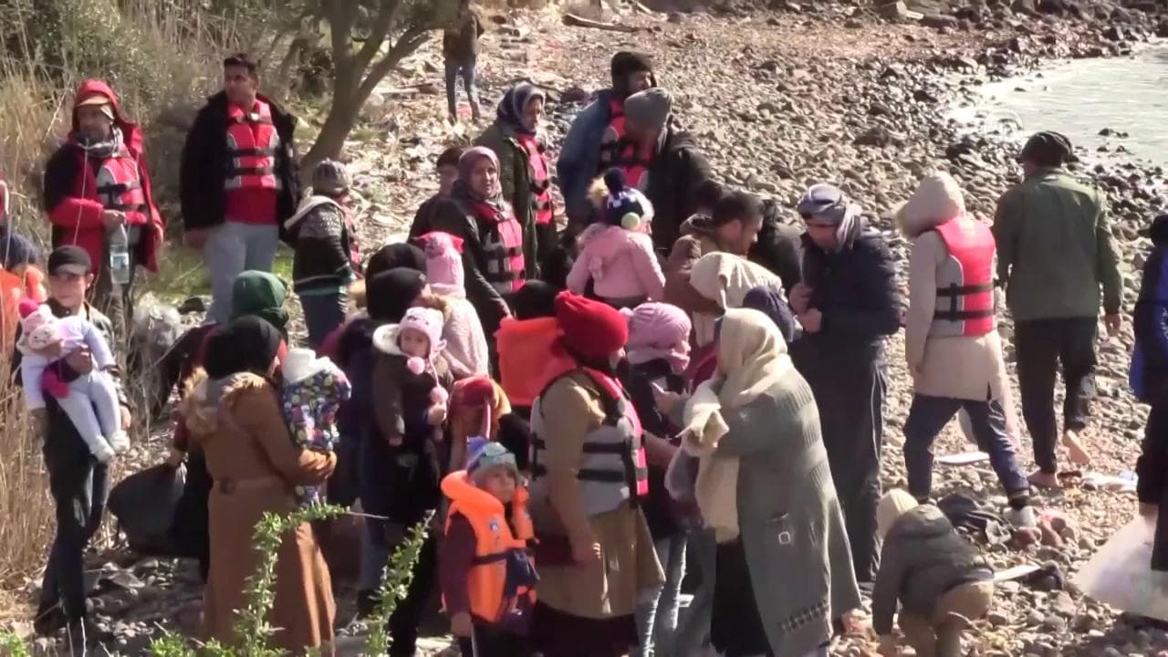 Turchia 'spinge' profughi siriani verso la Ue: il drammatico imbarco di famiglie con bambini verso la Grecia