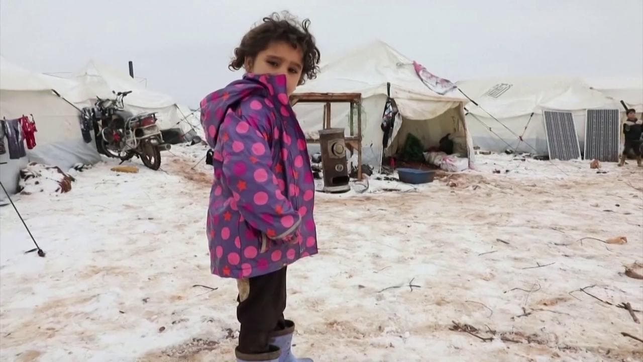 Siria, migliaia di bambini al gelo per sfuggire ai bombardamenti: "E' in corso un'ecatombe"