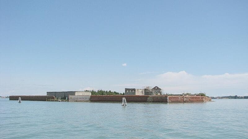 L'isola di Santo Spirito nella laguna di Venezia