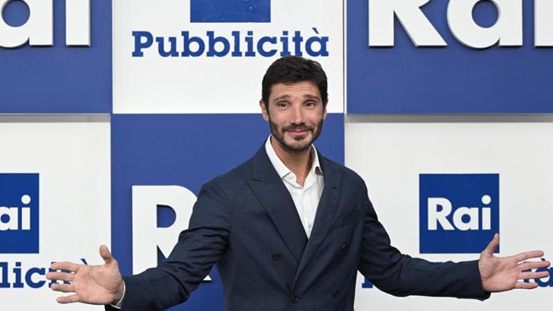 Stefano De Martino verso ‘Affari tuoi’: la Rai annuncia un contratto pluriennale per le “fasce pregiate di Rai 1 e Rai 2”