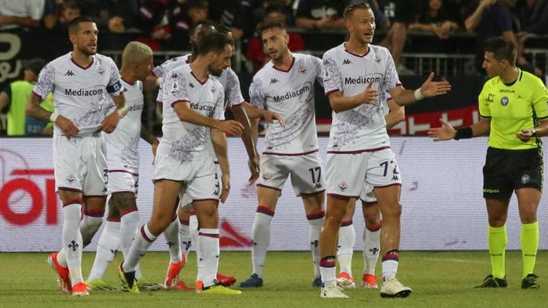 La Fiorentina festeggia l'1-0 di Bonaventura