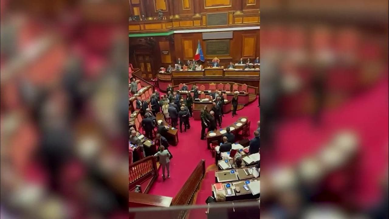 Senato, bagarre in aula durante l'esame del disegno di legge sul premierato