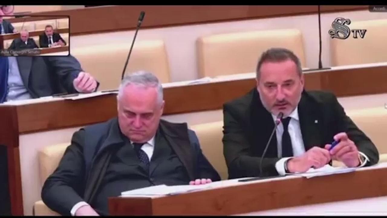Il colpo di sonno di Lotito in Senato. De Laurentiis lo sveglia, lui nega di essersi appisolato