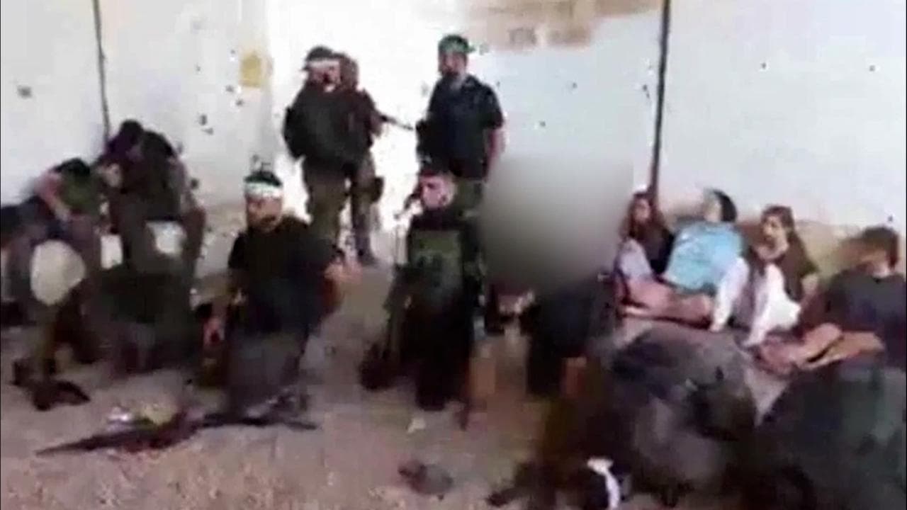 Medio Oriente, soldate israeliane rapite da Hamas il 7 ottobre: il video del sequestro